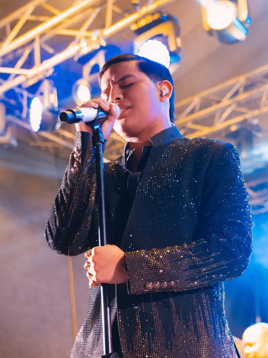 Pastor López Jr. cantando