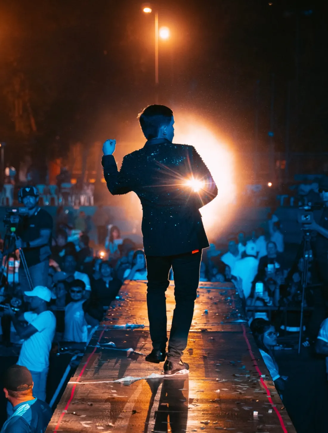 Pastor López Jr. en concierto, de espaldas frente al público